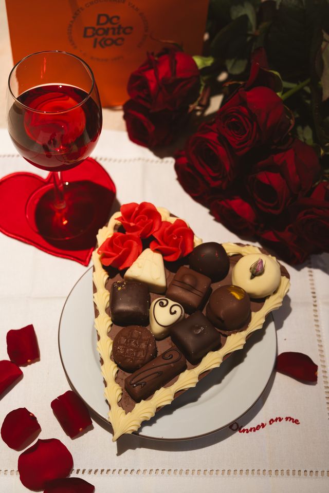 Handgemaakte Valentijn Chocolade voor Romantische Genoegens Handgemaakte Valentijn Chocolade voor Romantische Genoegens