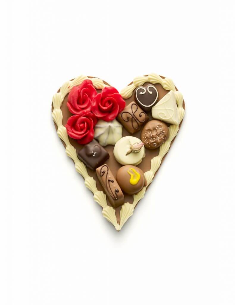 Romantisch chocolade hart gevuld met bonbons van De Bonte Koe